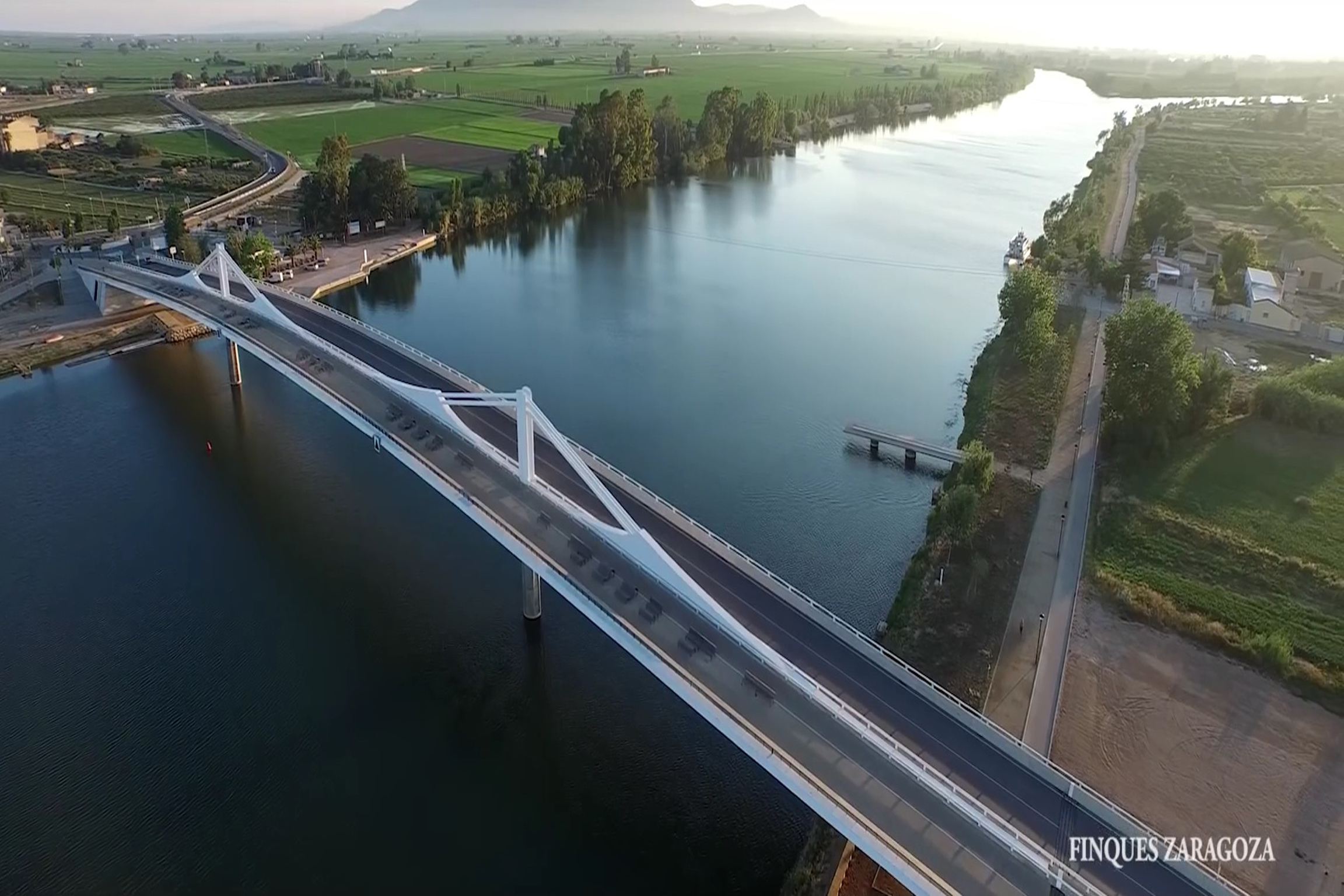 Pont ¨Lo Passador¨ que uneix les poblacions de Deltebre i Sant Jaume d'Enveja